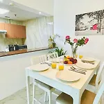 Diamond Classic - 2 Bedroom Holiday Apartment - Dubai Marina