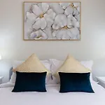 Waves - Stylish 1Br Close To Img World & Global Village