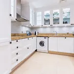 Stunning & Authentic Apt With Balcony Downtown