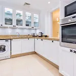 Stunning & Authentic Apt With Balcony Downtown