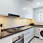 Uni Estate - Pristine One Bedroom