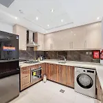 Tick - King Suite City Skyline View With Pool & Sauna