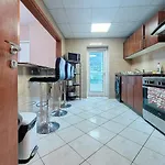 Exquisite 2 Bed In Marina