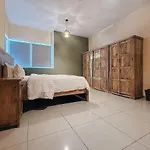 Exquisite 2 Bed In Marina