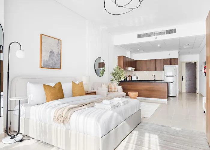 Silkhaus Bright Studio Near Silicon Central Mall