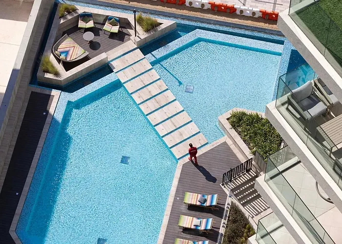 Urban Oasis - 2Br 6Pax - Infinity Pool & Near Metro