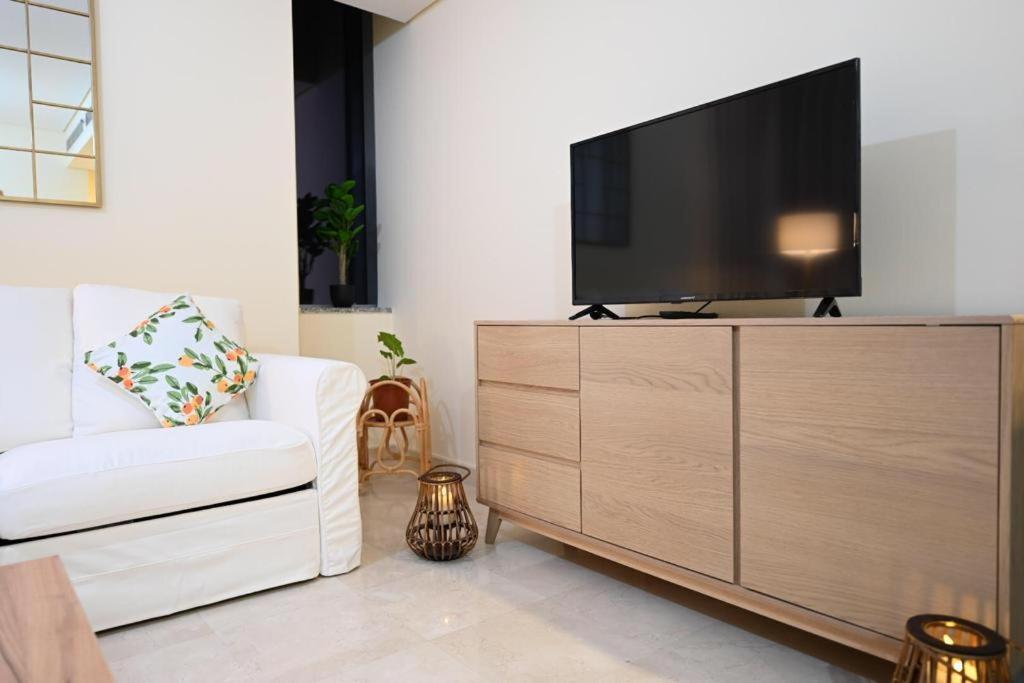 Cozy And Very Well-lit In Difc Apartment