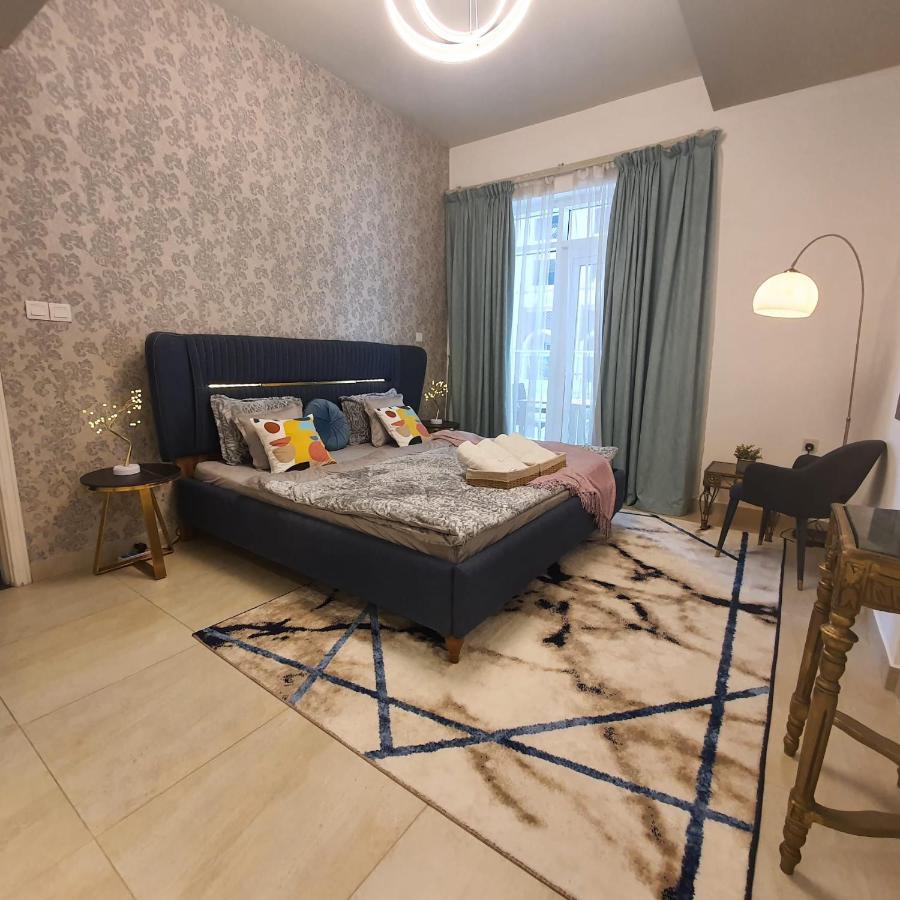 Daire Luxury A Short Drive Away From Downtown Dubai