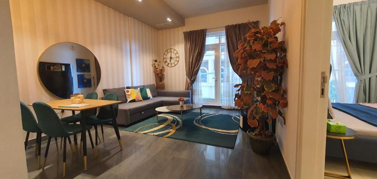 Luxury A Short Drive Away From Downtown Daire Dubai