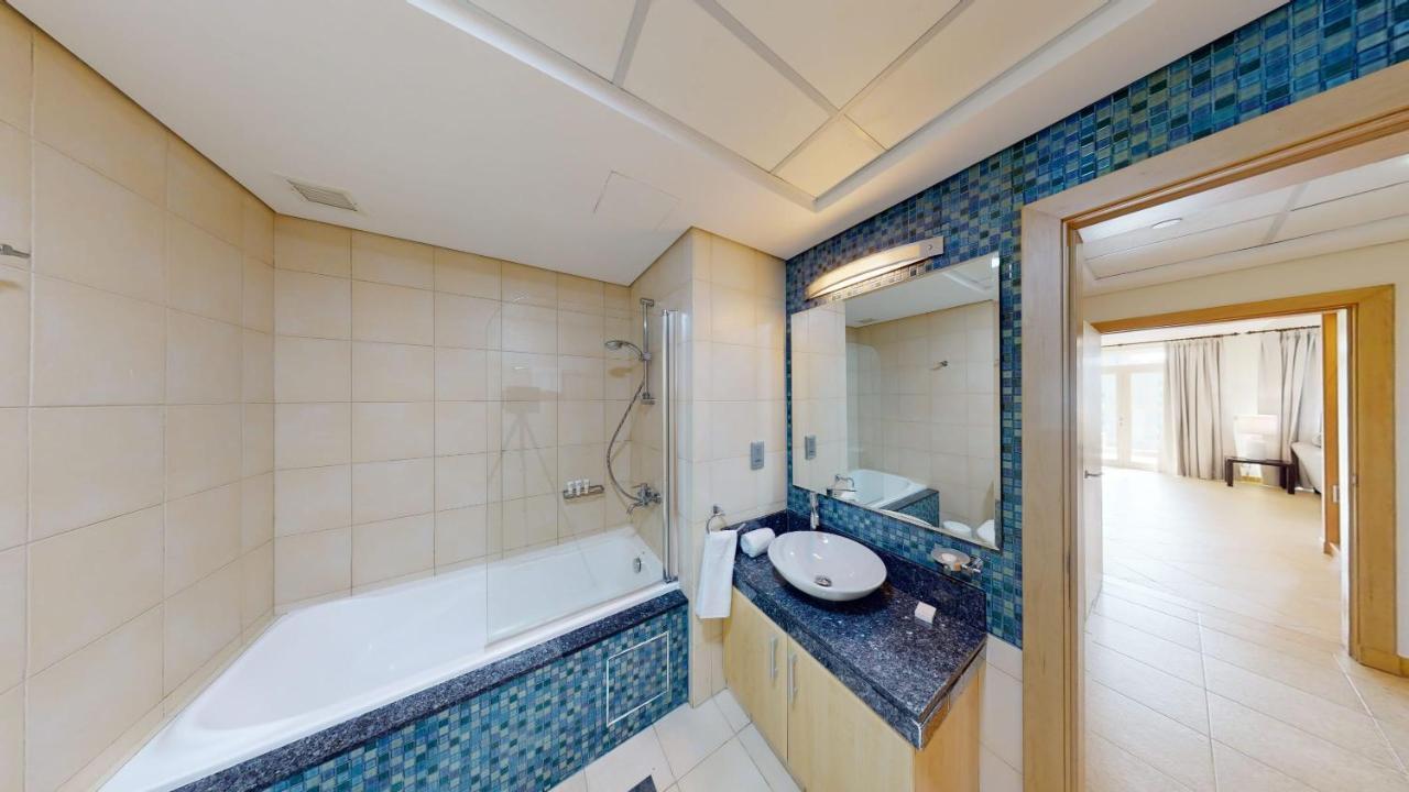 Al Dabas Views, 3bd Sleeps 6, Beachfront & Pool Access Apartment *