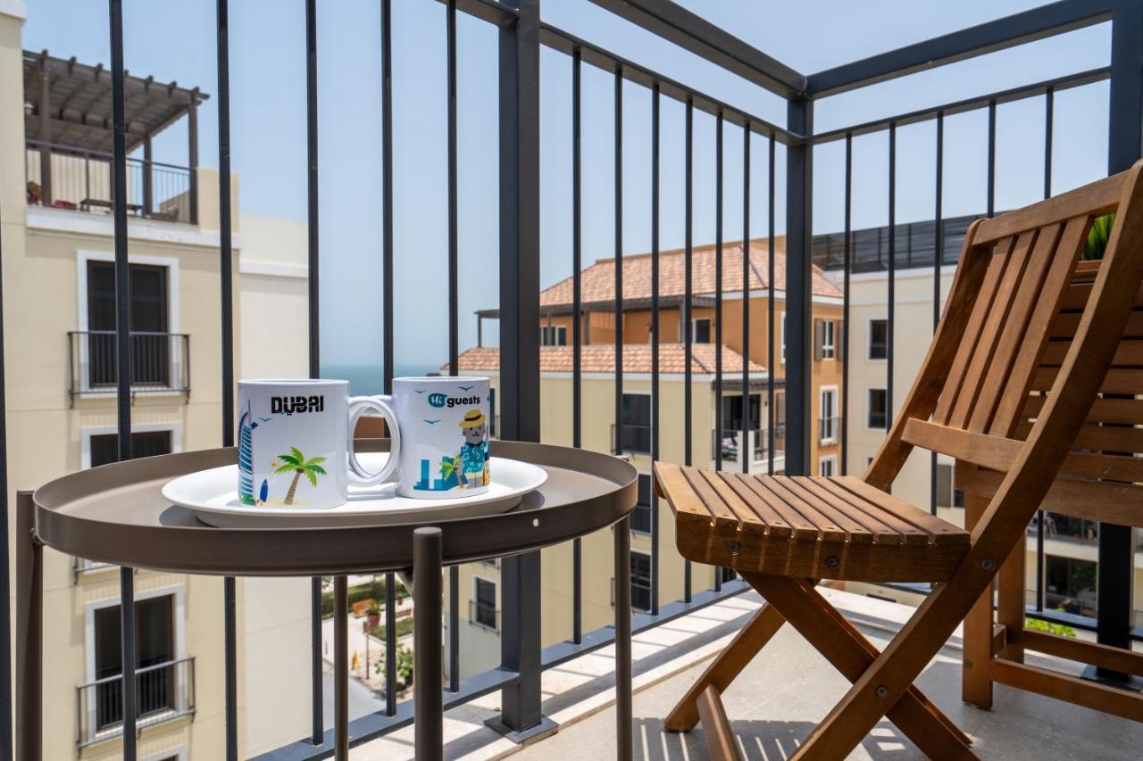 Apartamento Higuests - Stylish Waterfront Retreat With Balcony In La Dubai