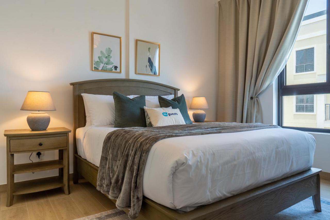 Apartamento Higuests - Stylish Waterfront Retreat With Balcony In La Dubai