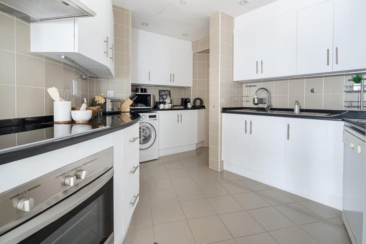 Frank Porter - Marina Terrace Tower Apartment Dubai