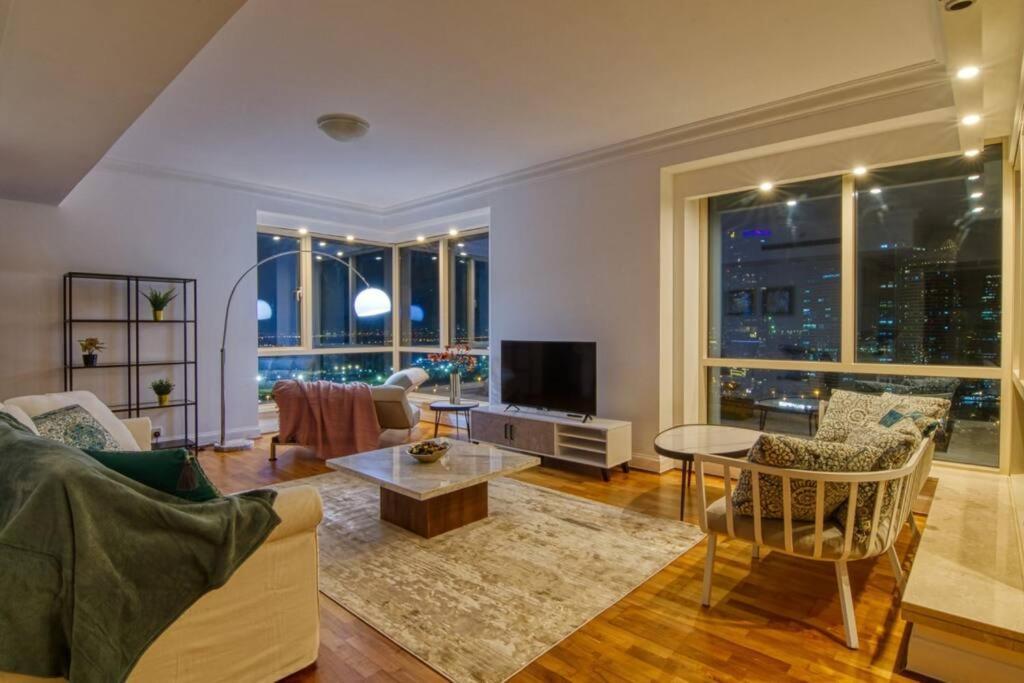 Breathtaking 2br W/180 Degree Views - Marina Apartment
