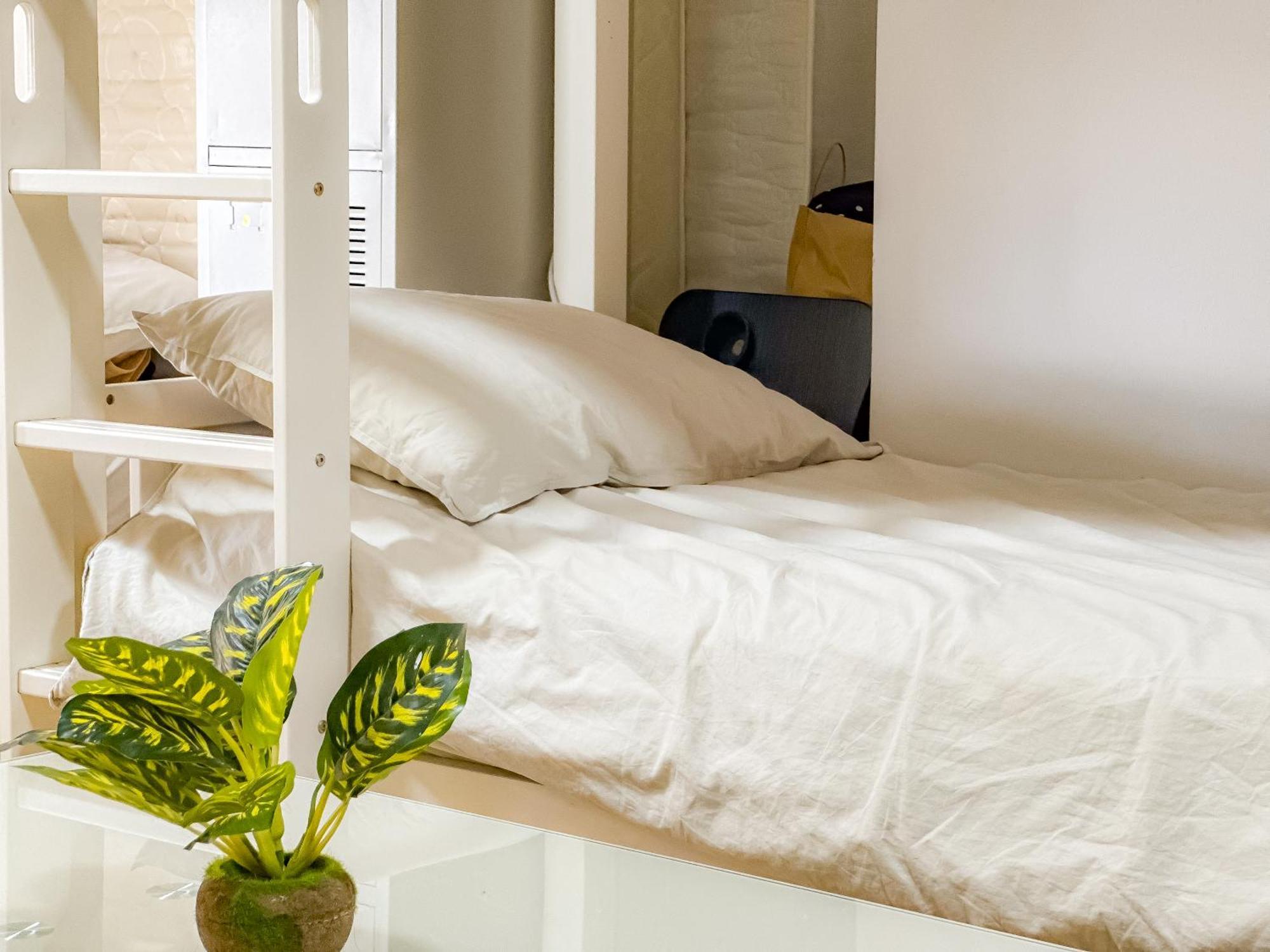 The Journey - Infront Of Tram-metro, Access To Beach, Pool & Gym - Enjoy Our Seaview - Coworking Space - Resident Housekeeping - Inhouse Food Menu - All At Jumierah Beach Residence, Marina Hostel Dubai