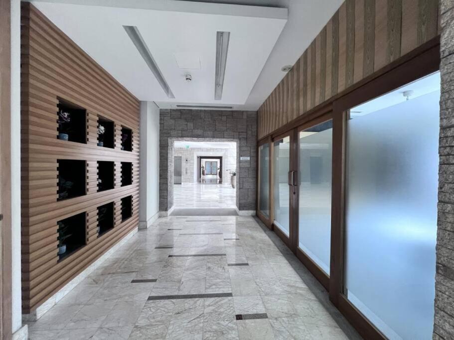 Breathtaking 2br W/180 Degree Views - Marina Apartment