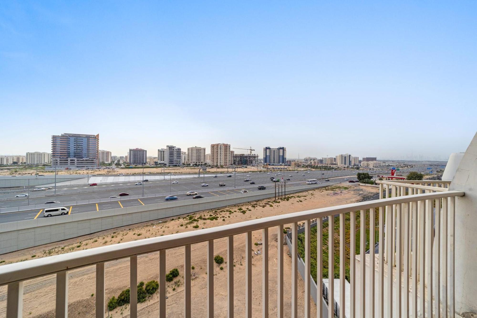 Silkhaus Chic Near Silicon Oasis Shopping Mall Apartment