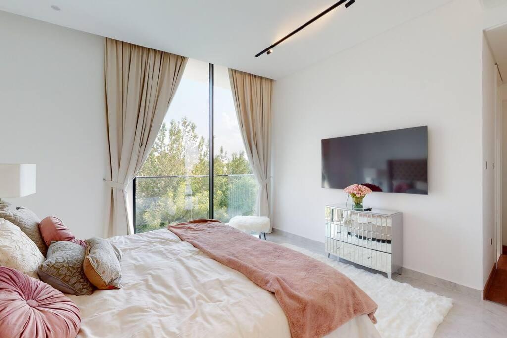 Luxurious 5 Bed - Al Barari Villa *