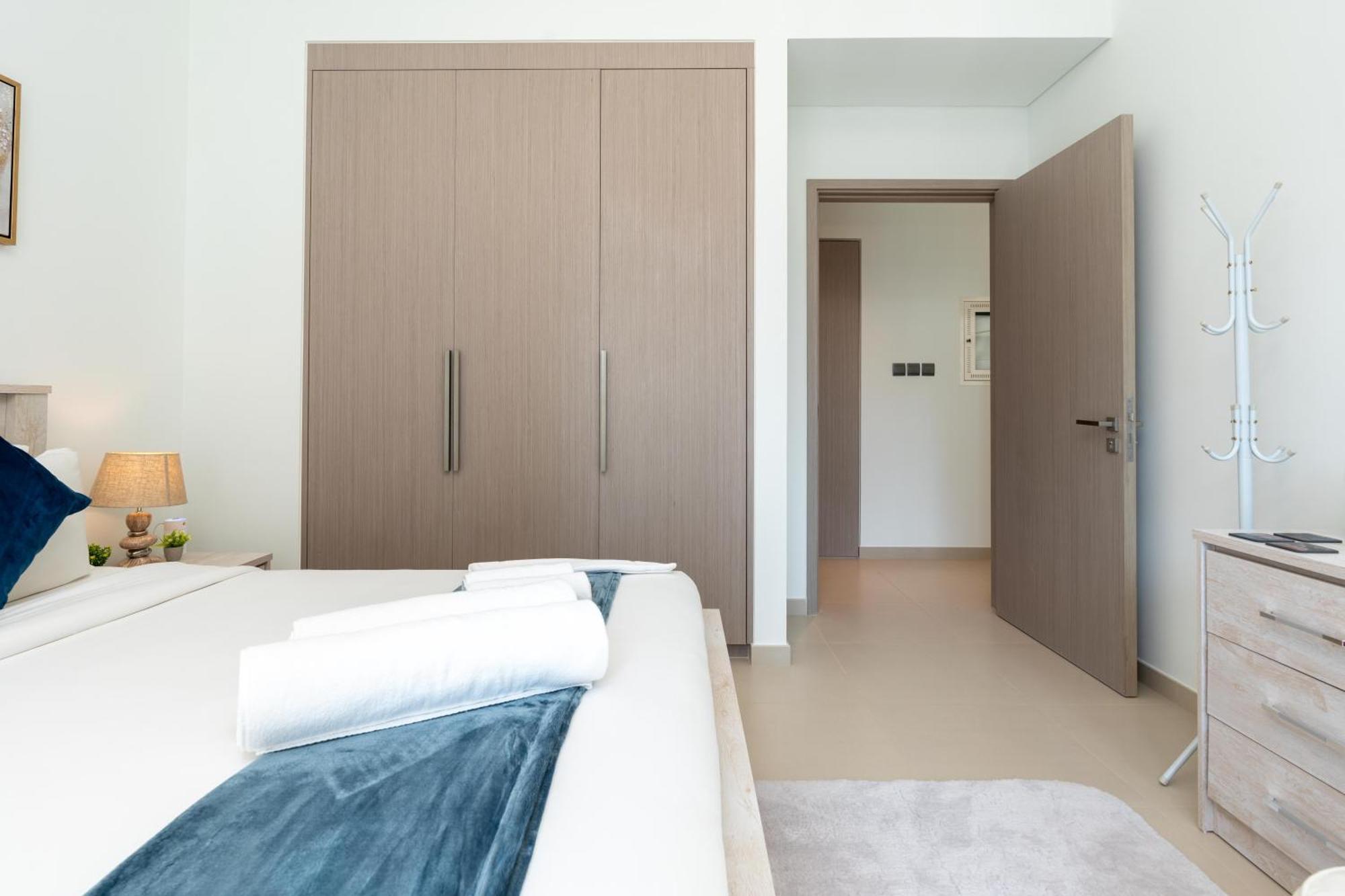 Downtown 1br In Act Towers Near Burj Khalifa