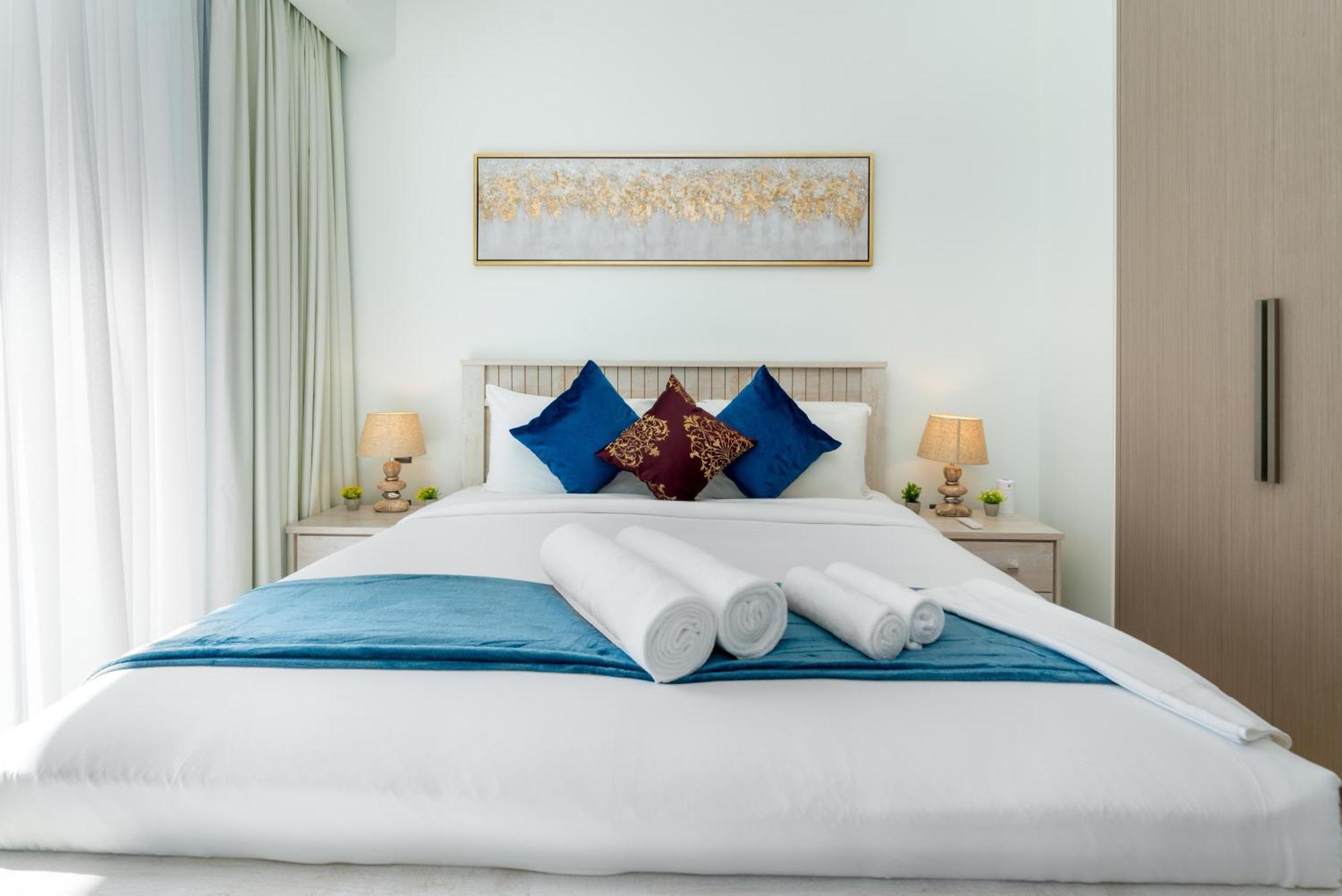 Downtown 1br In Act Towers Near Burj Khalifa