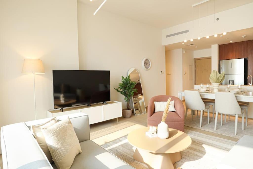 Apartment Higuests - Dream Vacation In La Rive 1 Dubai