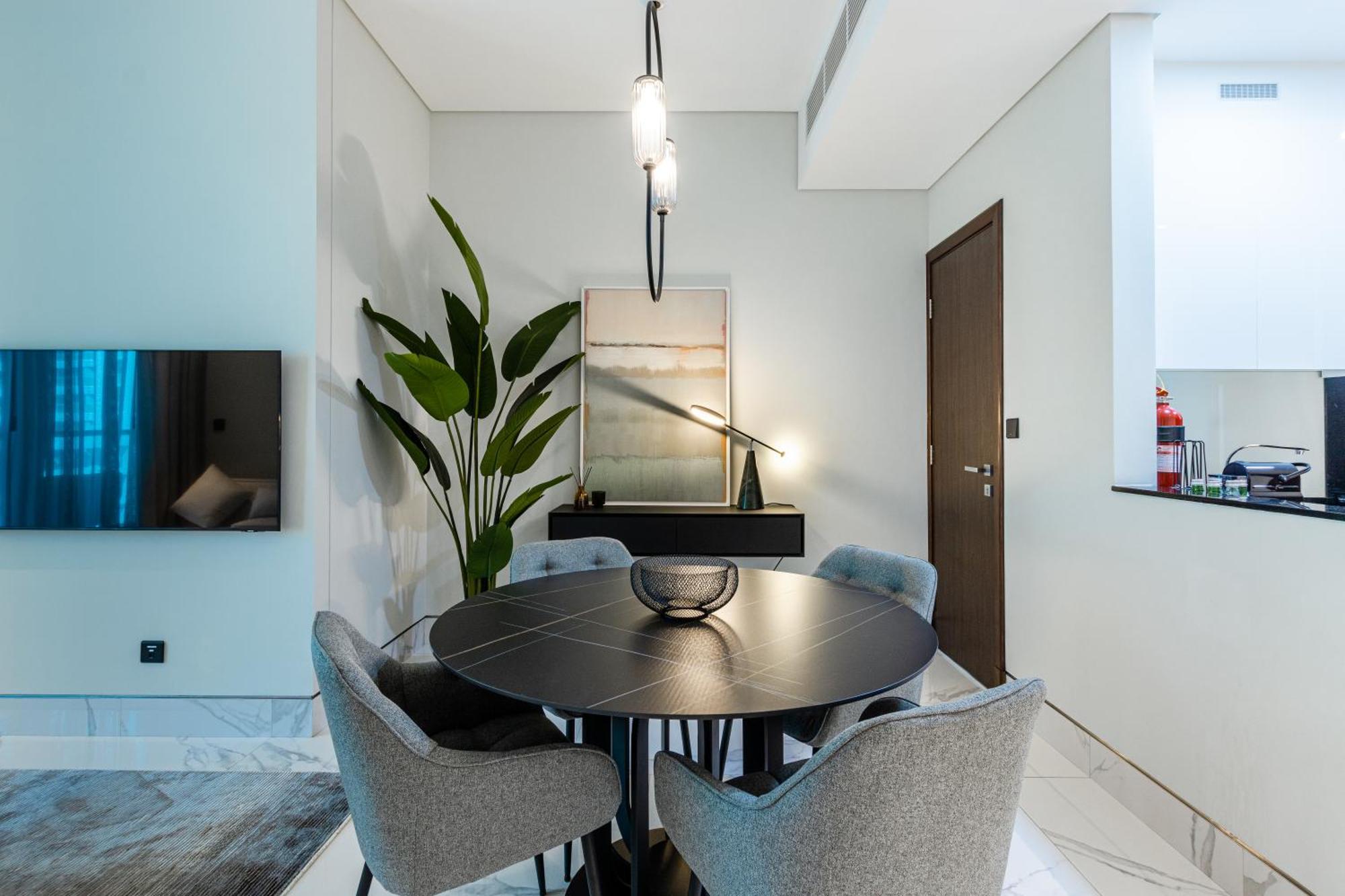 Homesgetaway - Contemporary 1 Bedroom In J One *