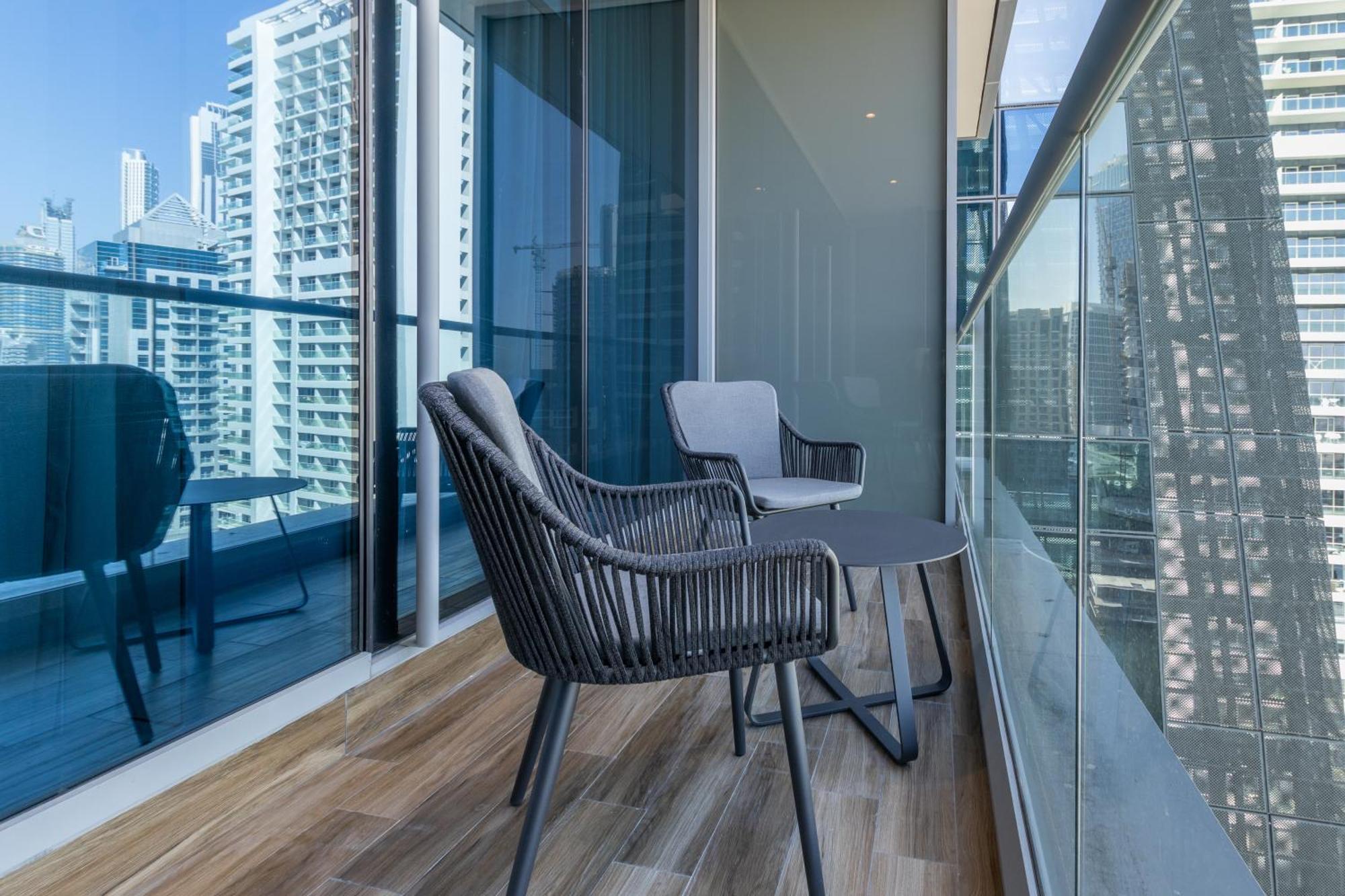 Homesgetaway - Contemporary 1 Bedroom In J One