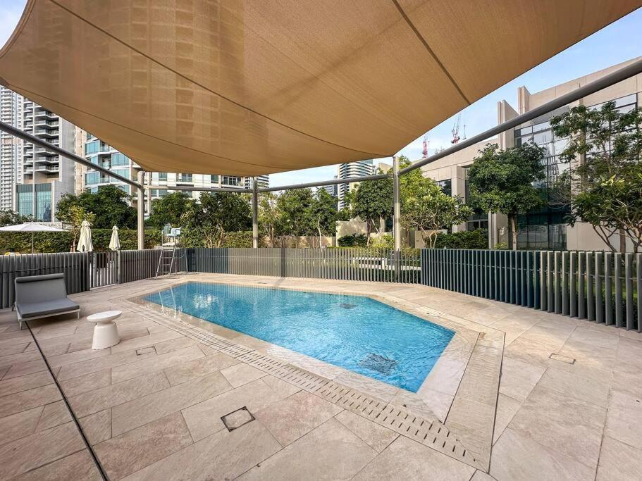 Apartamento Modern 2br With Harbor Views, Pool, & Concierge Dubai