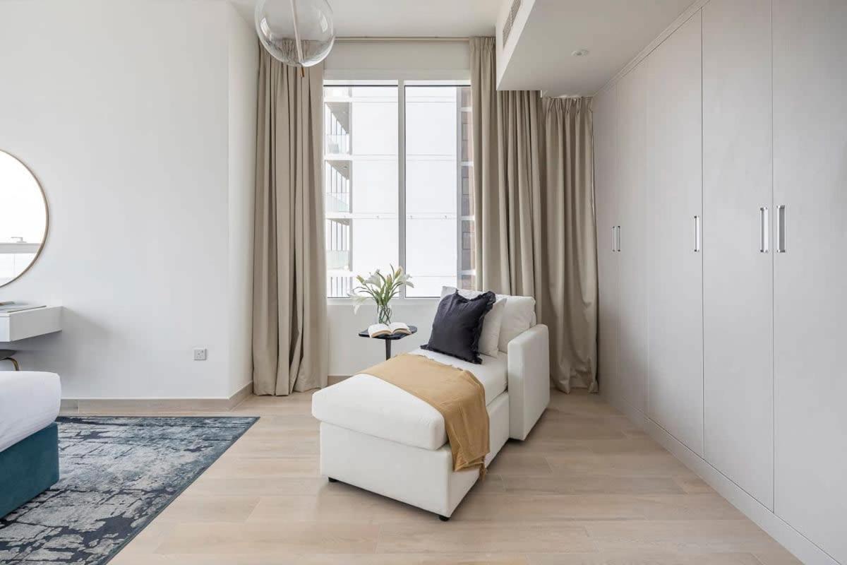 Frank Porter - Bloom Tower Apartment Dubai