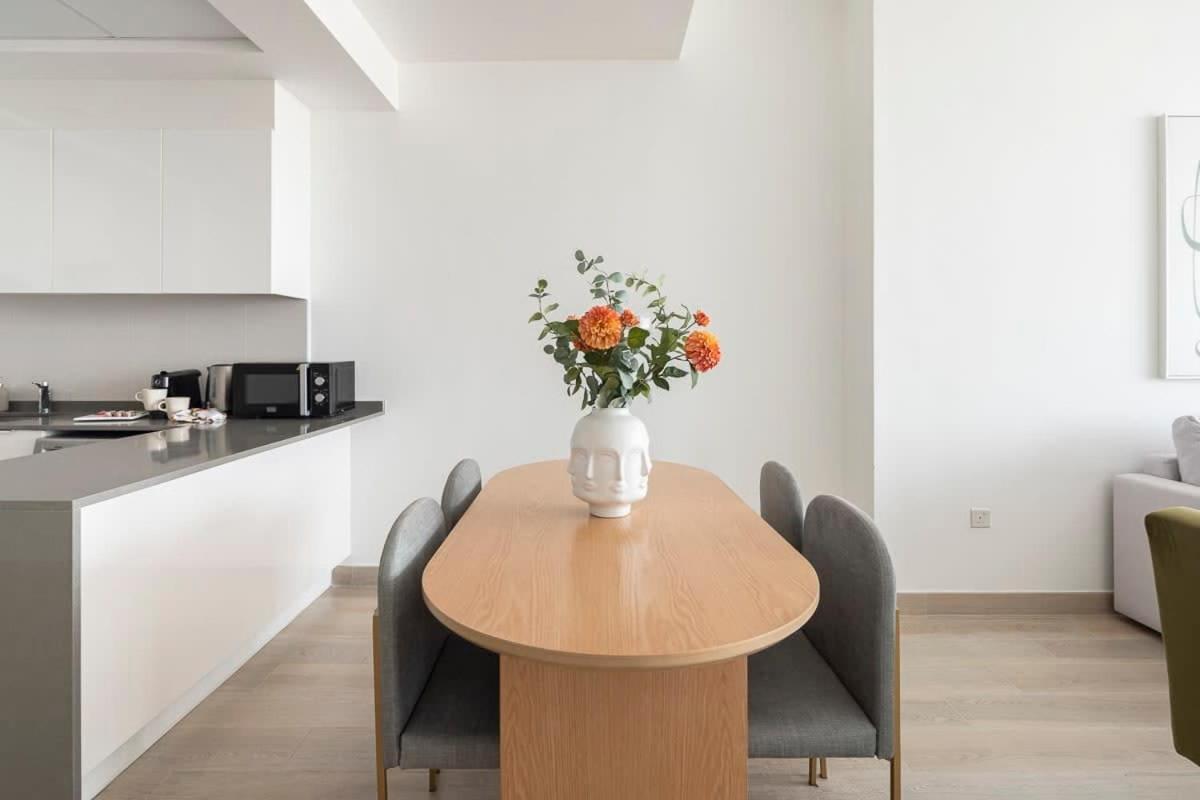 Frank Porter - Bloom Tower Apartment *