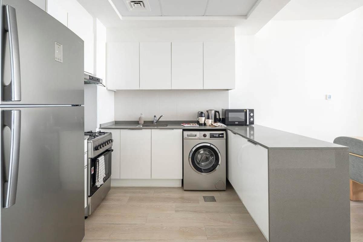 Frank Porter - Bloom Tower Apartment Dubai