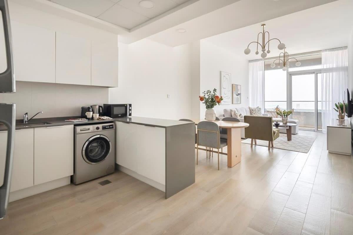 Frank Porter - Bloom Tower Apartment *