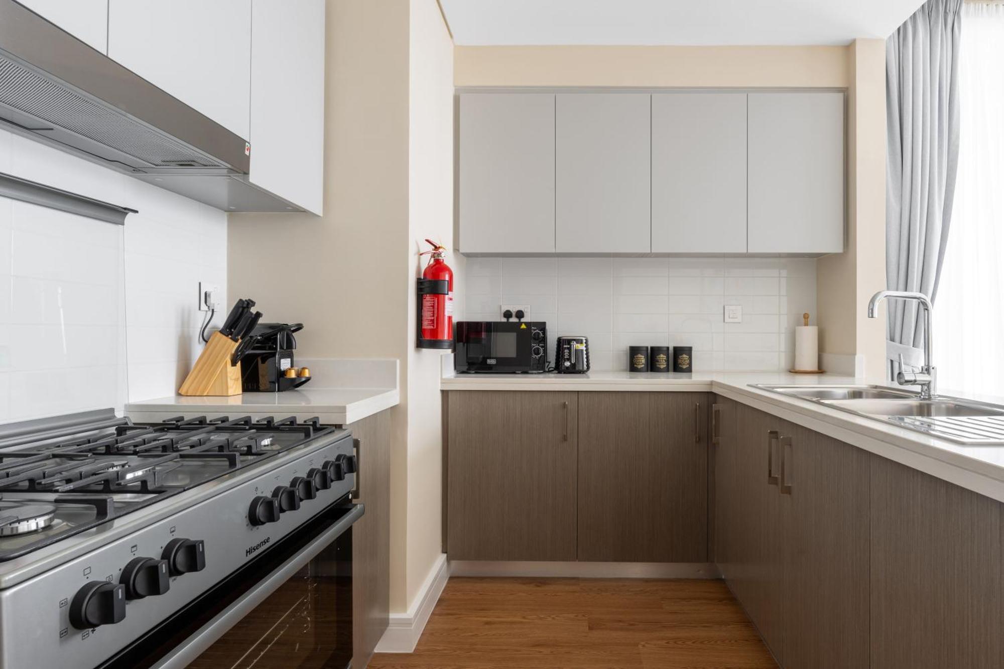 Magnificent - Luxurious 3+ 1 Bedroom Located In Downtown Apartment *