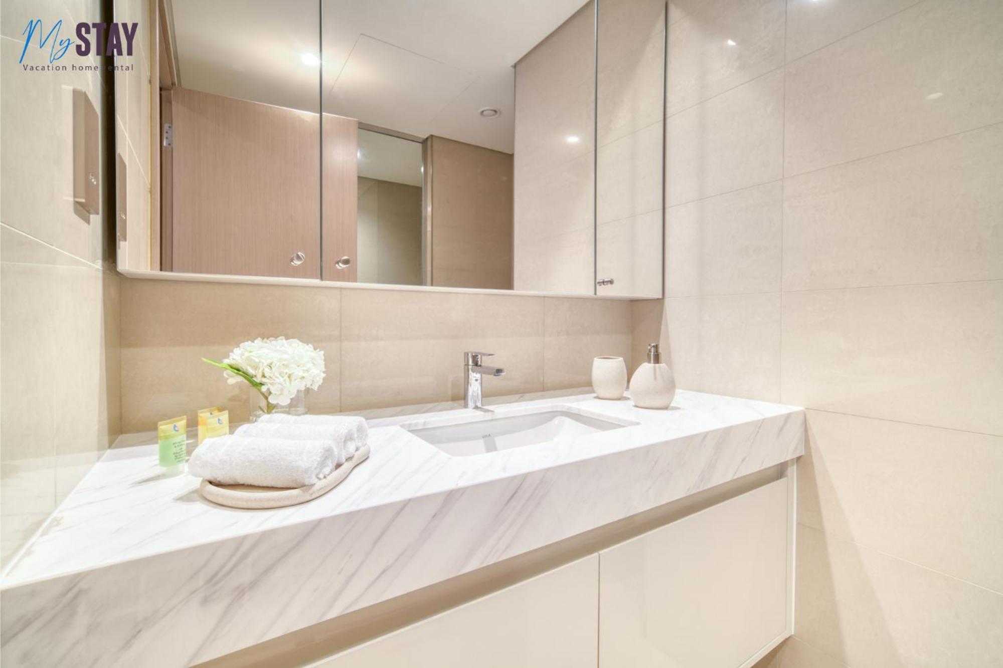 Burj Khalifa View - Exceptional 2 Bedroom Apartment *