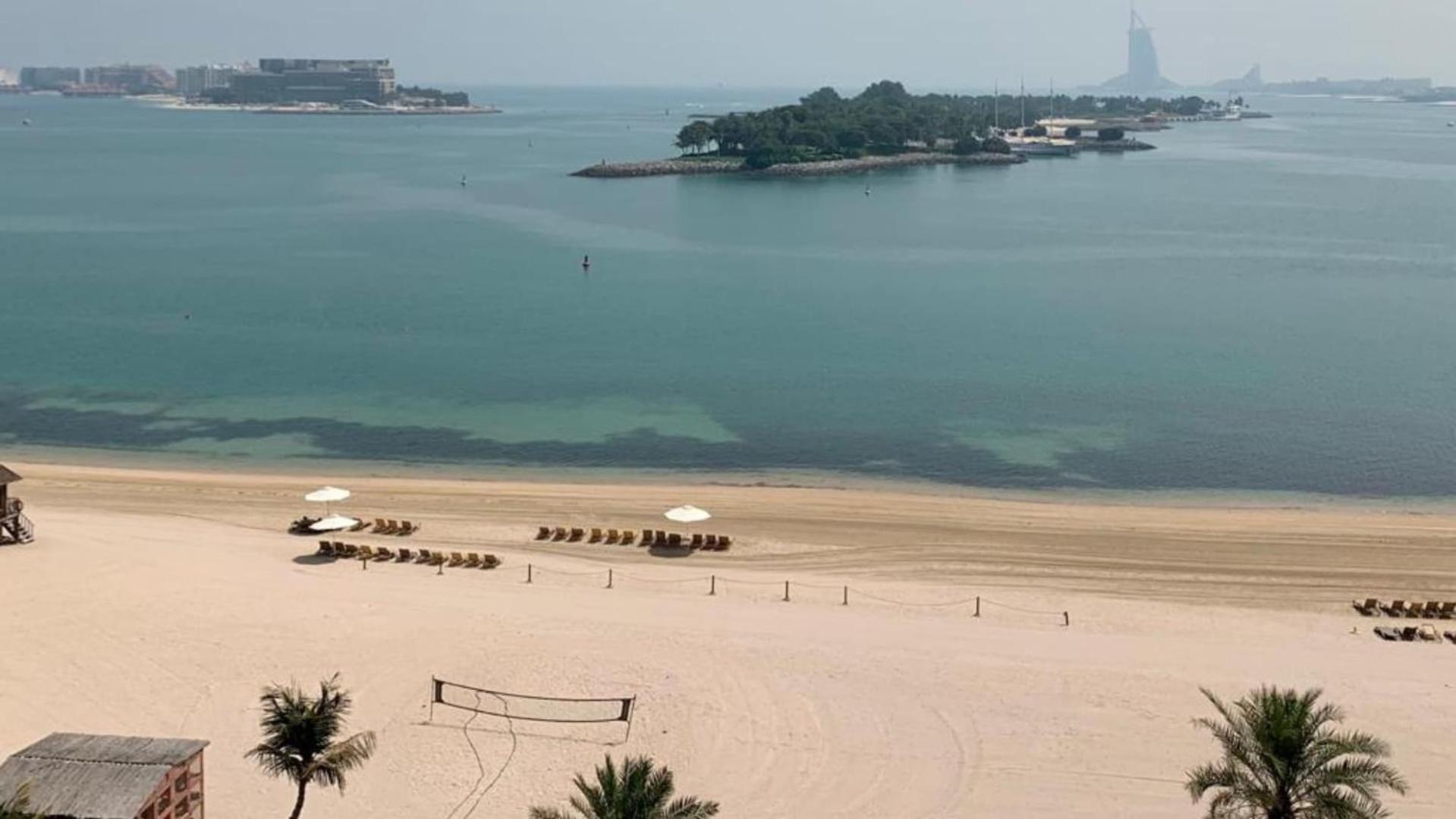 Al Dabas Views, 3bd Sleeps 6, Beachfront & Pool Access Apartment