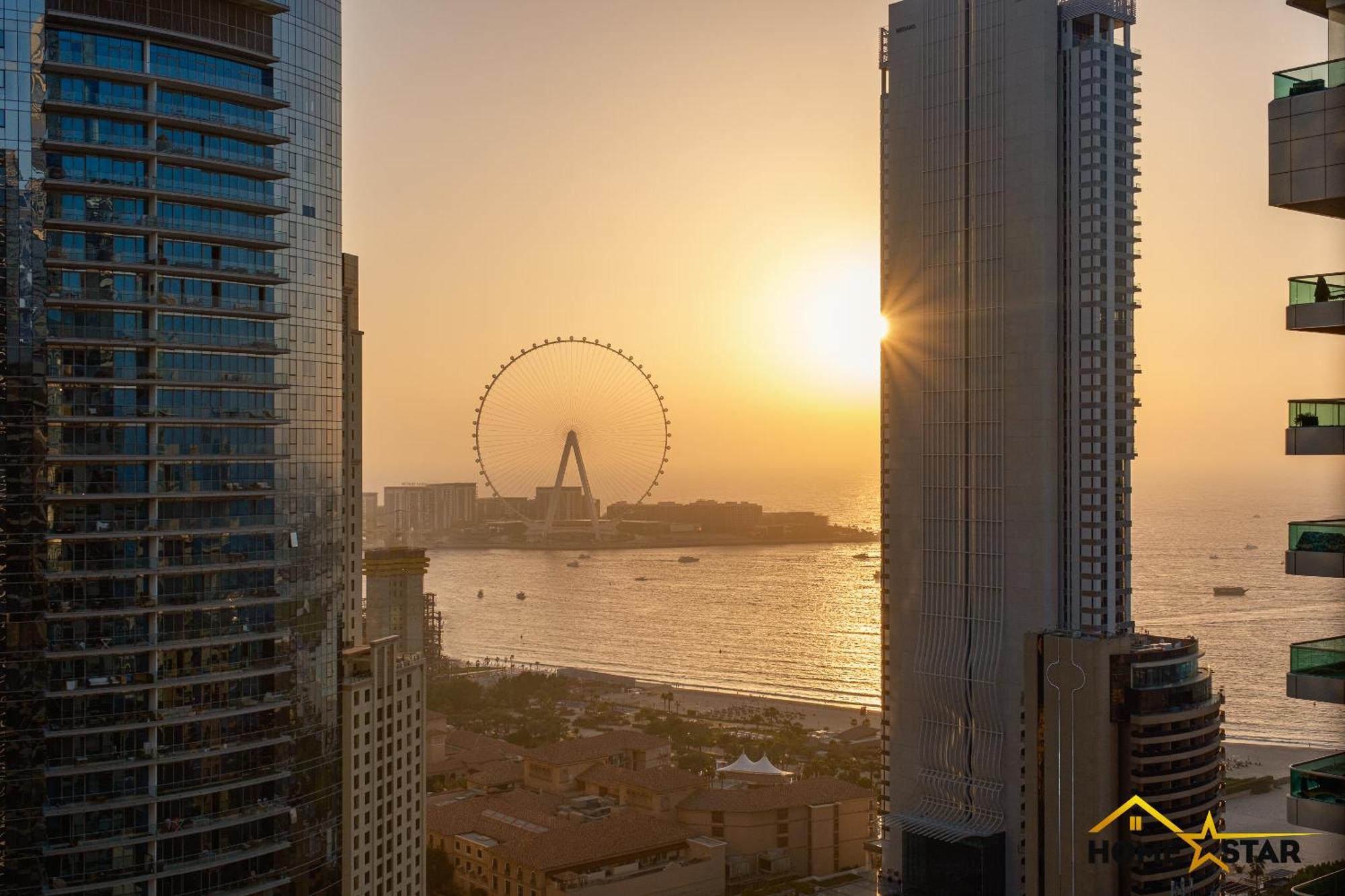 Marina & Views, Pool, Art Haven! Near Cafes Dubai