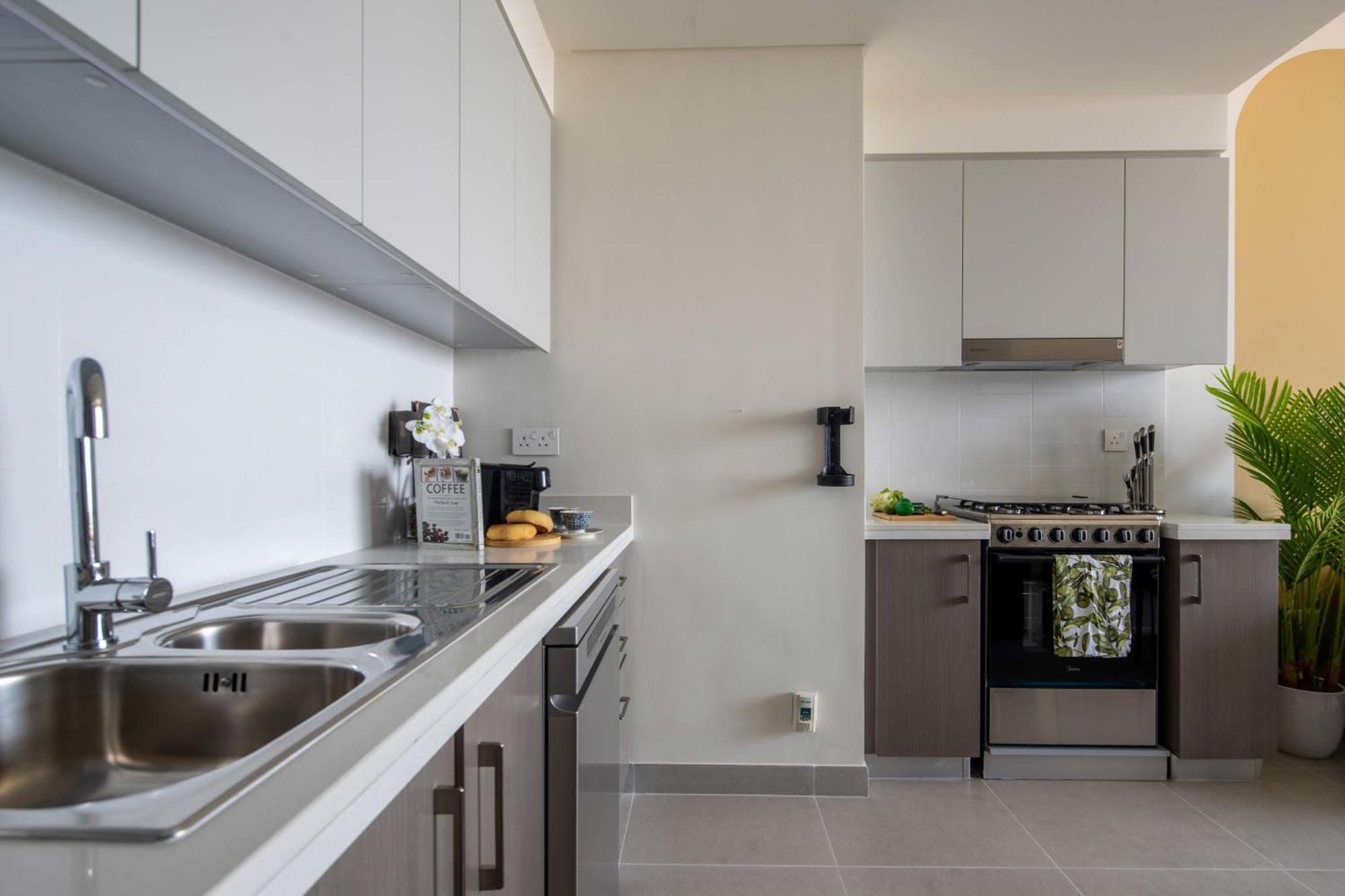 Frank Porter - Tower 1 Apartment *