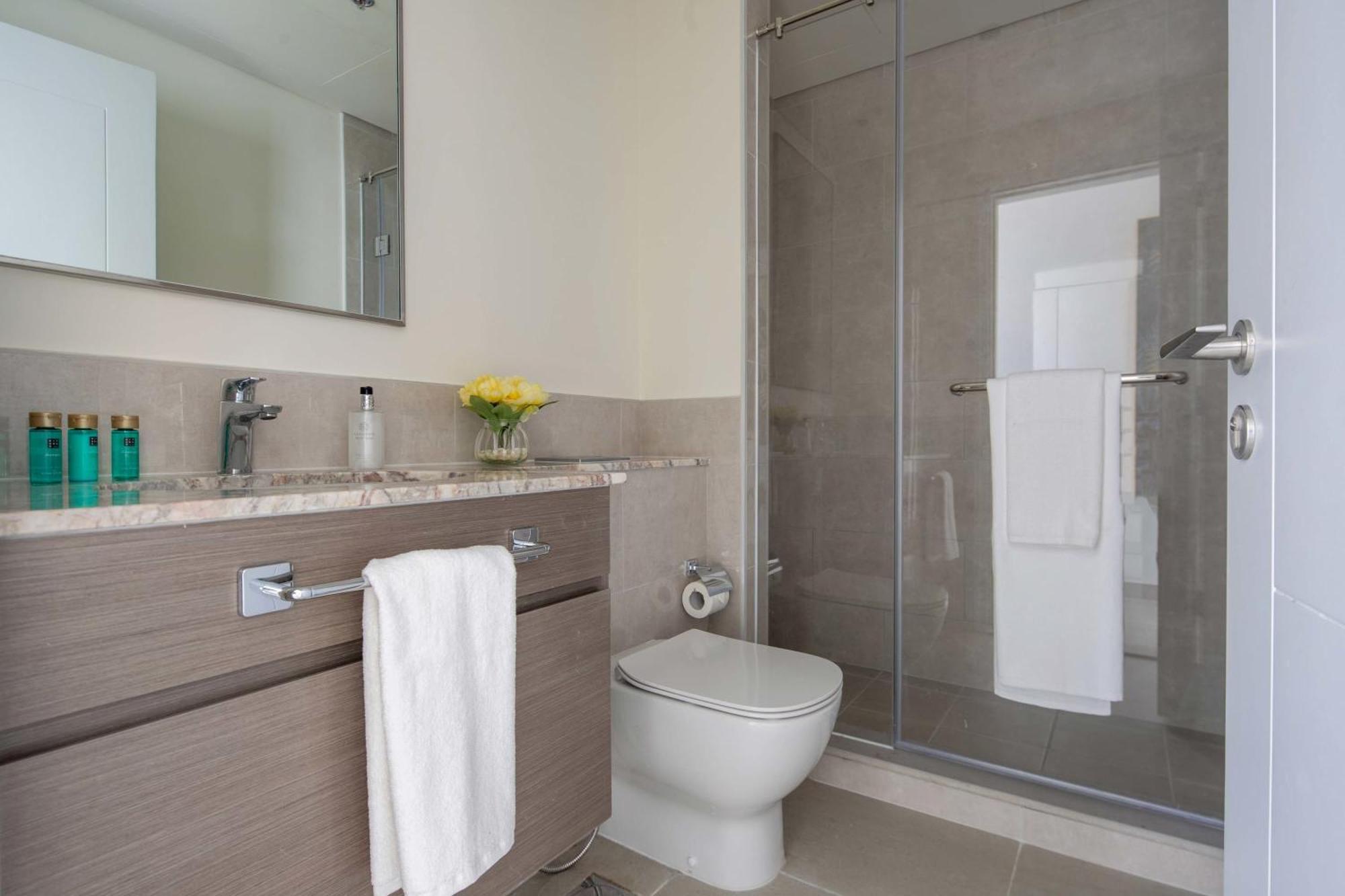Frank Porter - Tower 1 Apartment Dubai