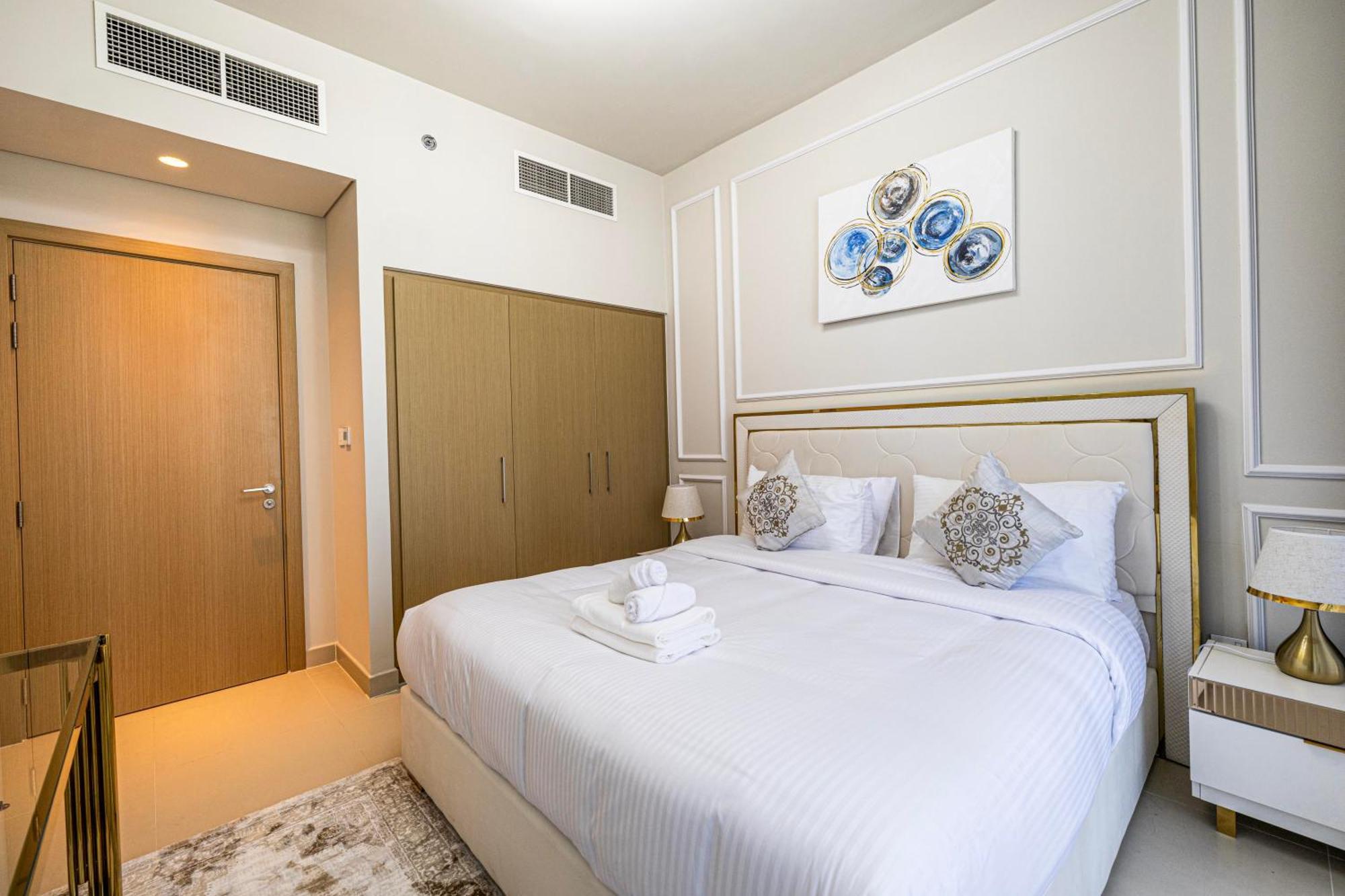 Vibrant Living In The Center At Creek * Dubai