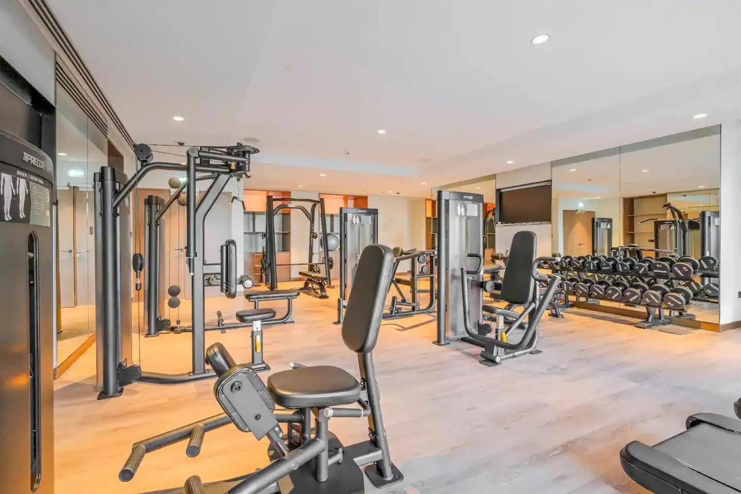 Downtown 1br In Act Towers Near Burj Khalifa *