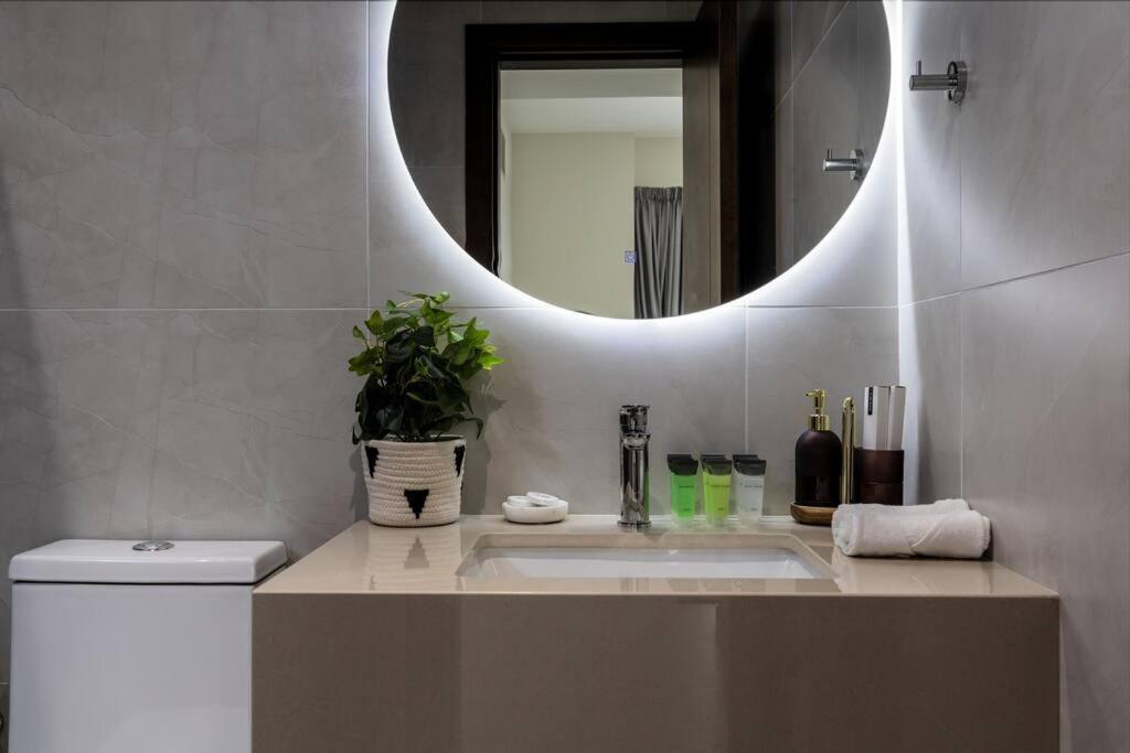 Apartment Waves - Stylish 1br Close To Img World & Global Village Dubai