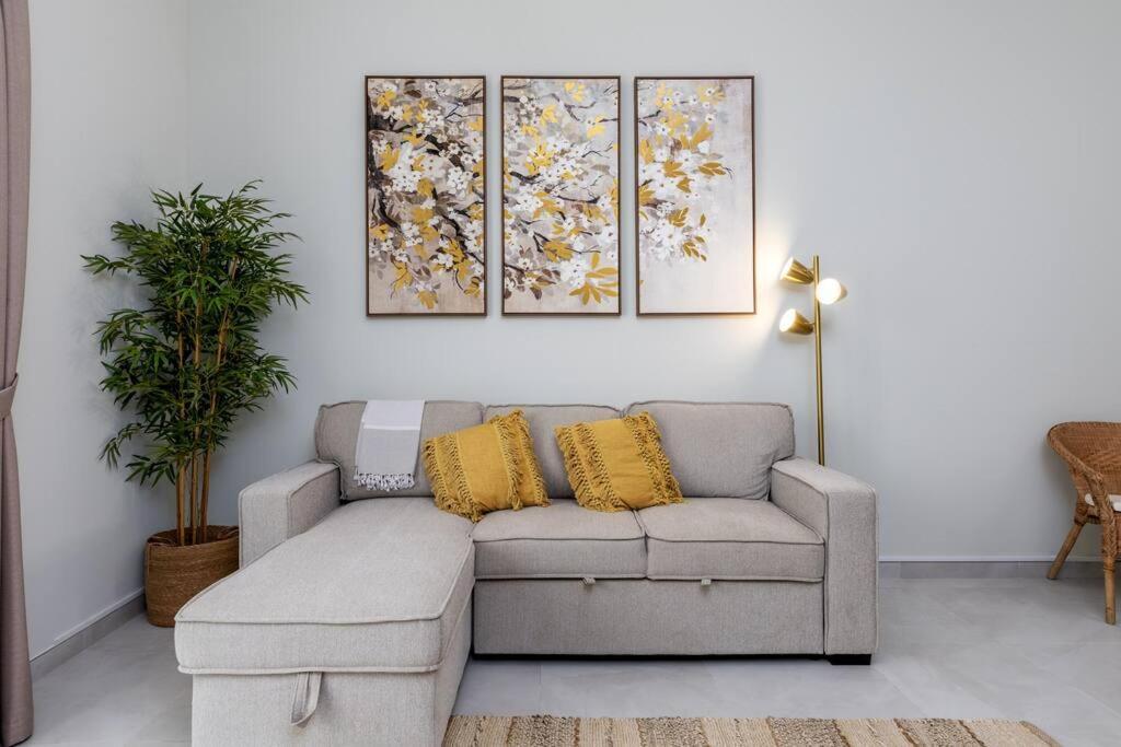 Apartment Waves - Stylish 1br Close To Img World & Global Village *