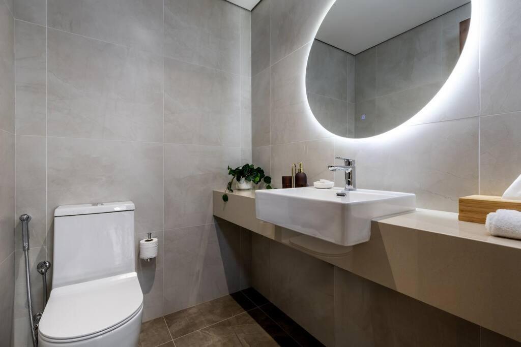 Waves - Stylish 1br Close To Img World & Global Village Dubai