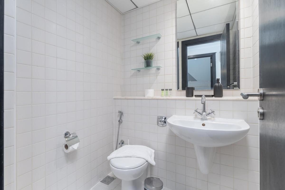 Apartment Luxurious And Minimalist 3br In Marina Dubai