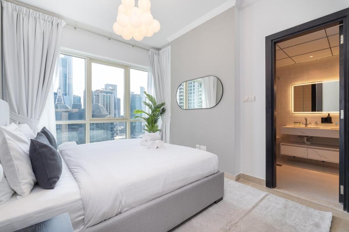 Luxurious And Minimalist 3br In Marina Dubai