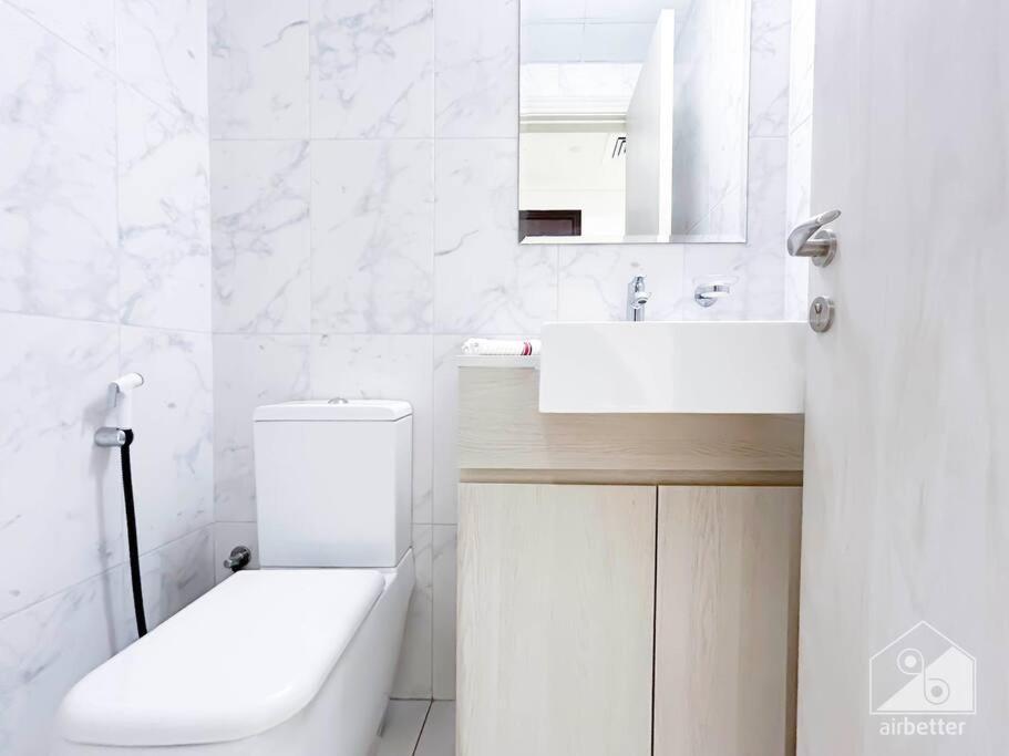 Luxurious 1br With Balcony In Production Dubai