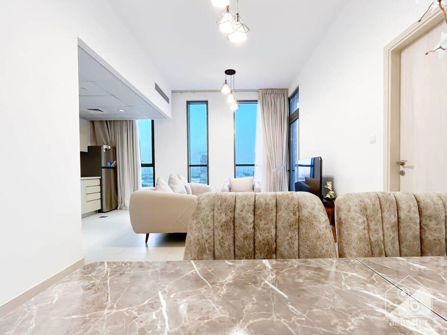 Luxurious 1br With Balcony In Production