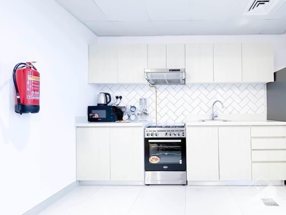 Luxurious 1br With Balcony In Production Apartment Dubai