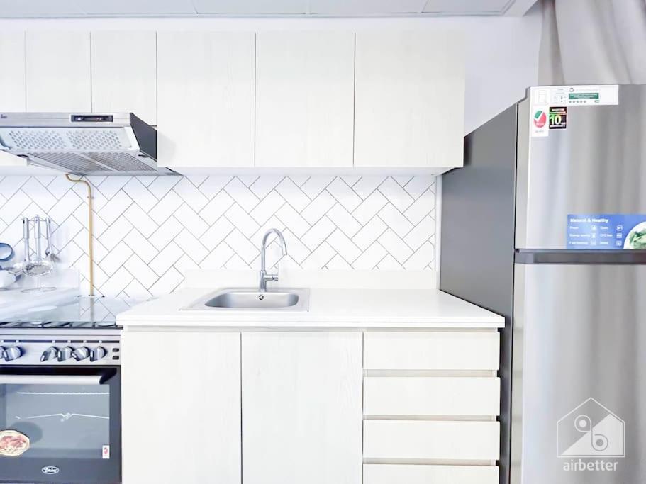 Luxurious 1br With Balcony In Production