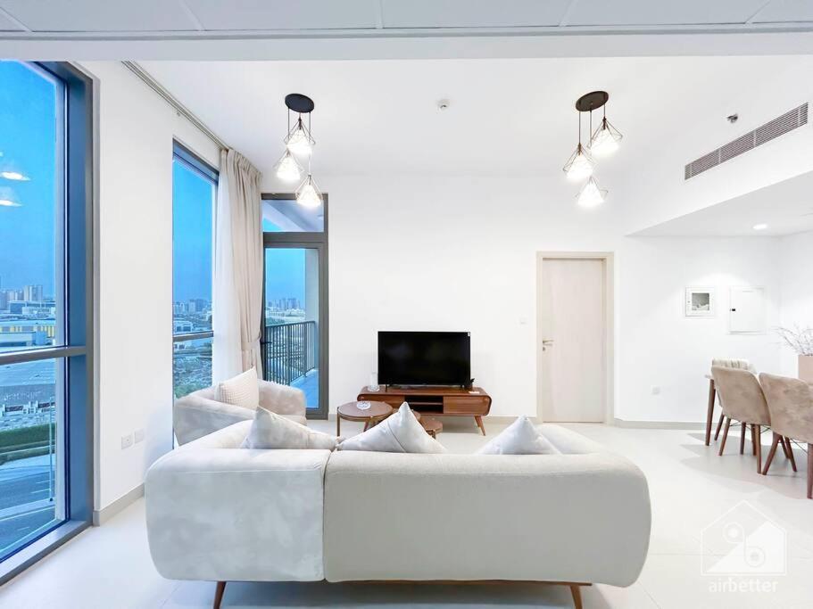 Luxurious 1br With Balcony In Production *